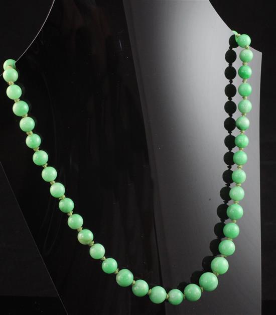 A single strand graduated jadeite bead necklace, 22in.